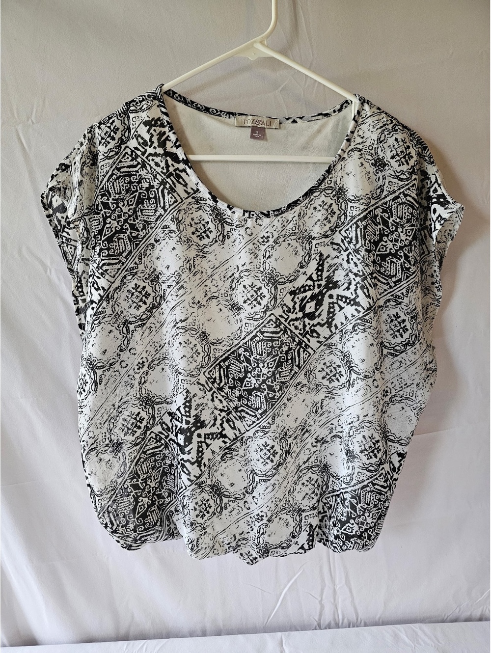 Roz & Ali Black and White Patterned Blouse Size S